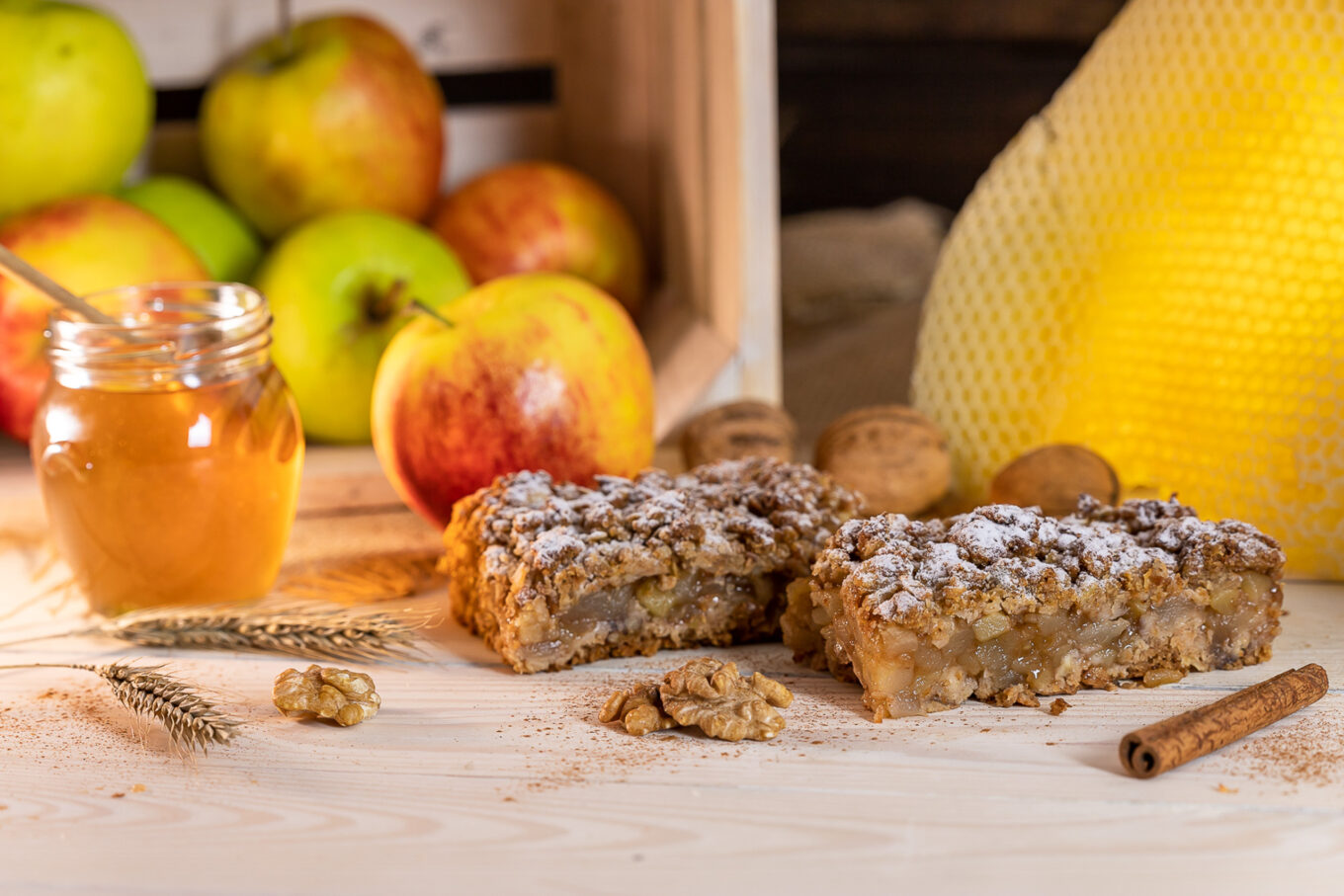 Ylellinen siiderikakku, joka perustuu täysjyväjauhoon, makeisiin Trimiasto, pähkinät, hunaja