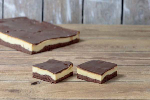 sernik Izaura z polewą czekoladową Cukiernia Jacek Placek to synonim smaku domowych ciast z naturalnych produktów.