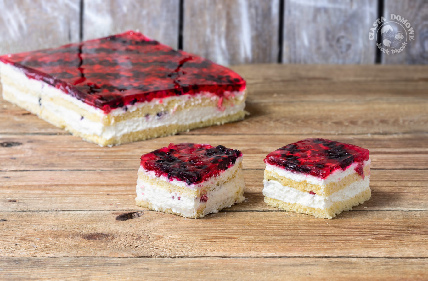 sponge cake with jelly and fruit 2 Confectionery Jacek Placek is synonymous with the taste of homemade cakes made from natural products.