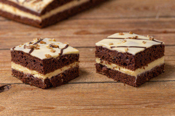 Schokoladenpuddingkuchen mit Nüssen 3 Jacek Placek Confectionery ist ein Synonym für den Geschmack hausgemachter Kuchen aus Naturprodukten.