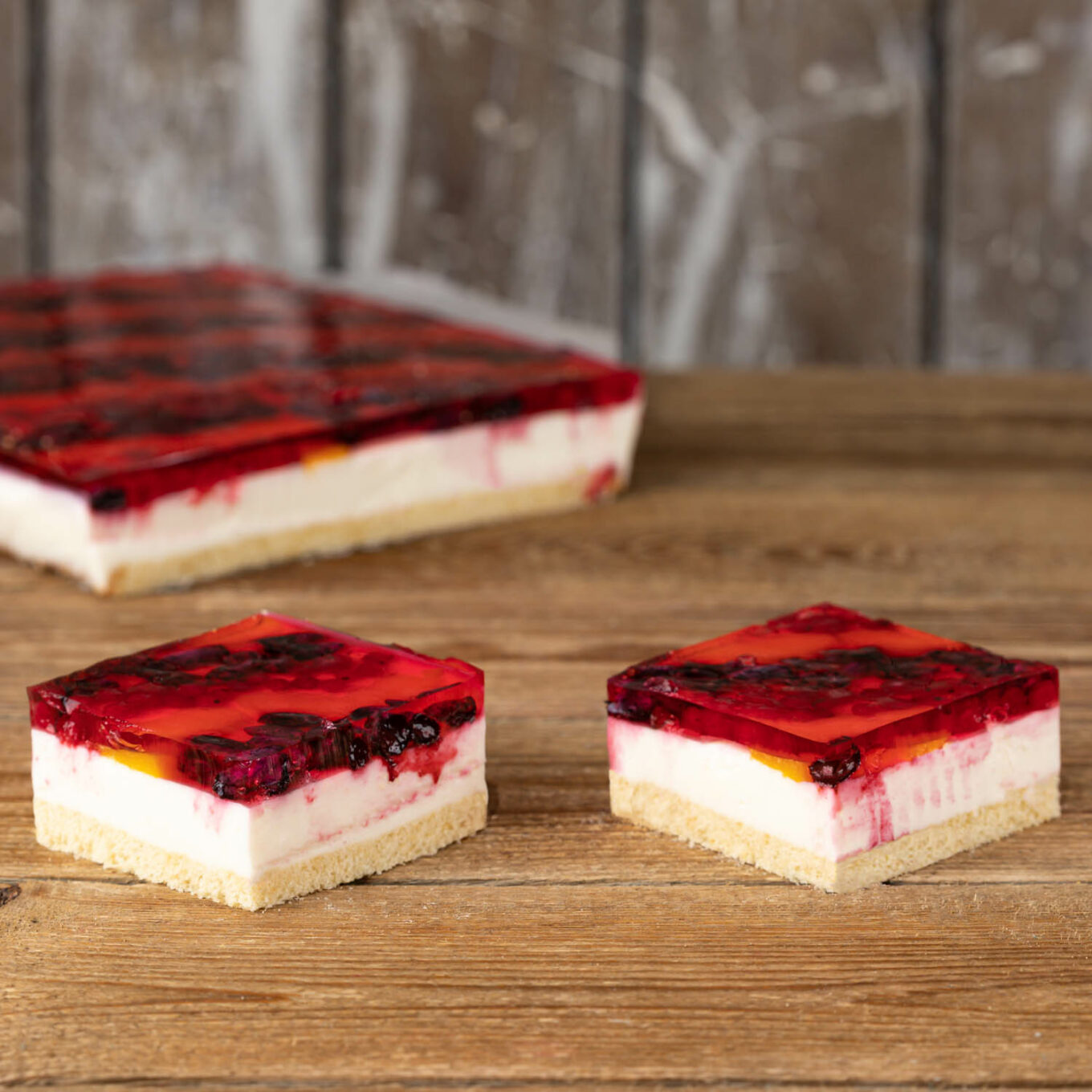 Cold cheesecake with jelly and fruit Confectionery Jacek Placek is synonymous with the taste of homemade cakes made from natural products.