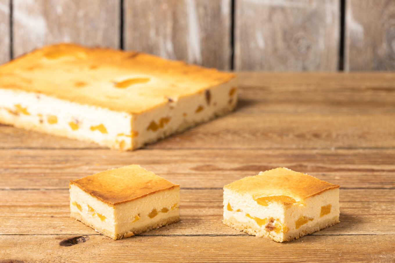 Cheesecake med persikor Cukiernia Jacek Placek är synonymt med smaken av hembakade kakor gjorda av naturliga produkter.