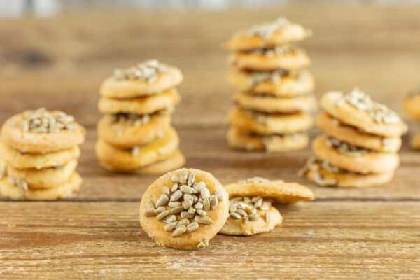 mini shortbread cookies with sunflower seeds Confectionery Jacek Placek is synonymous with the taste of homemade cakes made from natural products.