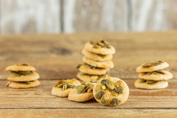 міні пісочне печиво з гарбузовим насінням 2 Кондитерська Jacek Placek – це синонім смаку домашньої випічки з натуральних продуктів.