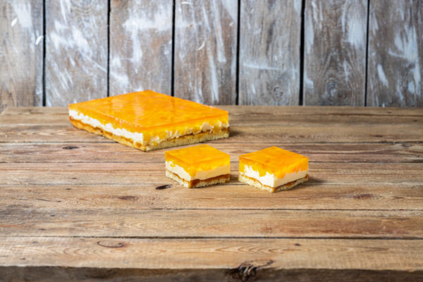 gelatina di budino con pesche Pasticceria Jacek Placek è sinonimo del gusto delle torte fatte in casa a base di prodotti naturali.