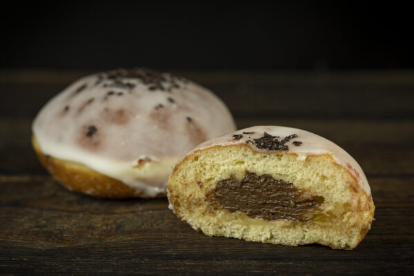 Donut mit Schokoladenfüllung 2 Süßwaren Jacek Placek ist ein Synonym für den Geschmack hausgemachter Kuchen aus Naturprodukten.