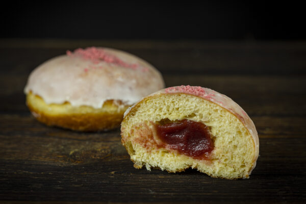 donut s růžovou náplní 2 Cukiernia Jacek Placek je synonymem chuti domácích koláčů z přírodních produktů.