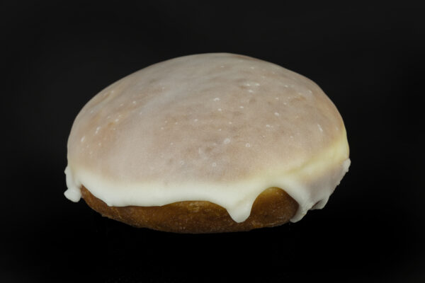 пончик з полуничним мармеладом Cukiernia Jacek Placek є синонімом смаку домашньої випічки з натуральних продуктів.