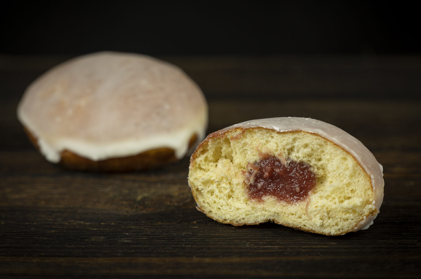 kobliha s jahodovou marmeládou 2 Cukiernia Jacek Placek je synonymem chuti domácích koláčů z přírodních produktů.