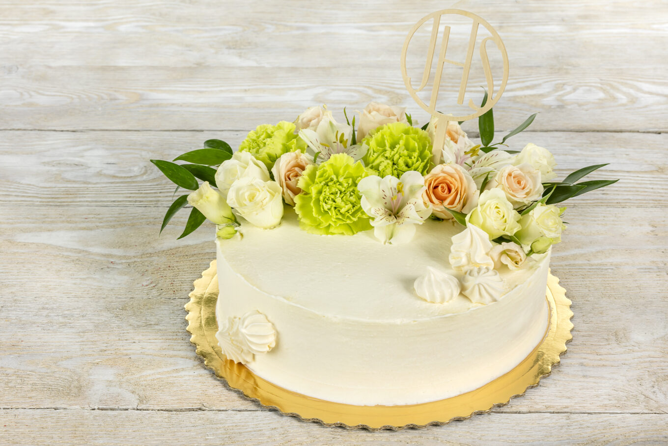 Tarta redonda con flores para comunión. Cukiernia Jacek Placek es sinónimo del sabor de las tartas caseras elaboradas con productos naturales.