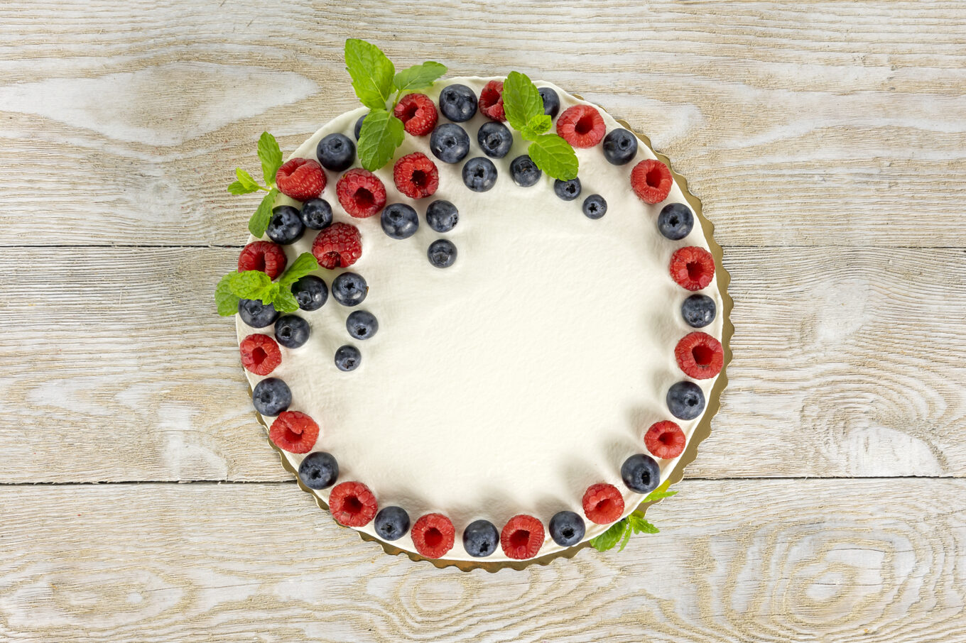 Round cake with fruit for communion. Cukiernia Jacek Placek is synonymous with the taste of homemade cakes made of natural products.