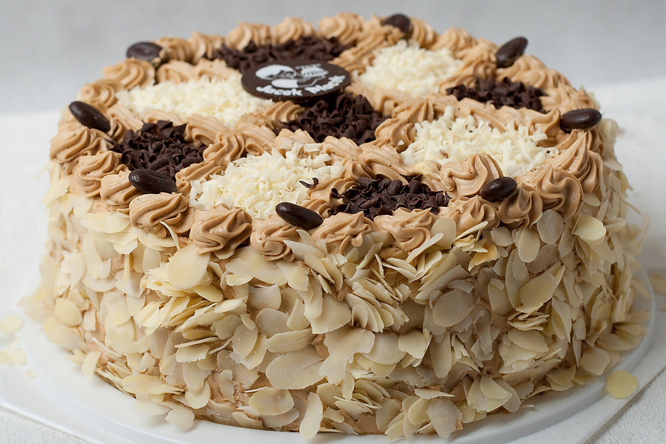 Tort Makowo Kawowy bok Cukiernia Jacek Placek to synonim smaku domowych ciast z naturalnych produktów.