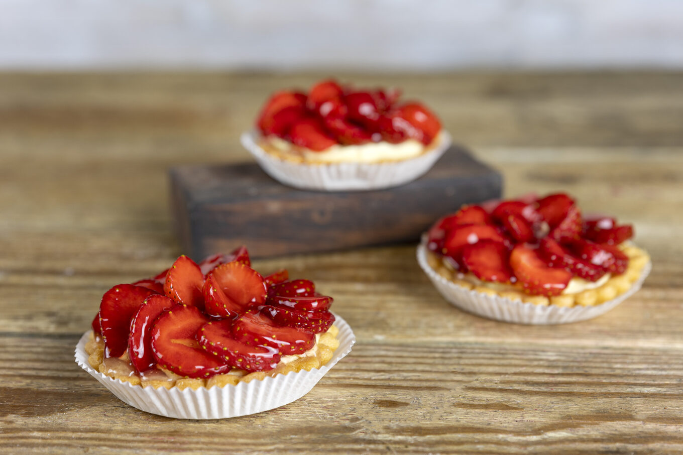 strawberry tart mini Confectionery Jacek Placek is synonymous with the taste of homemade cakes made of natural products.