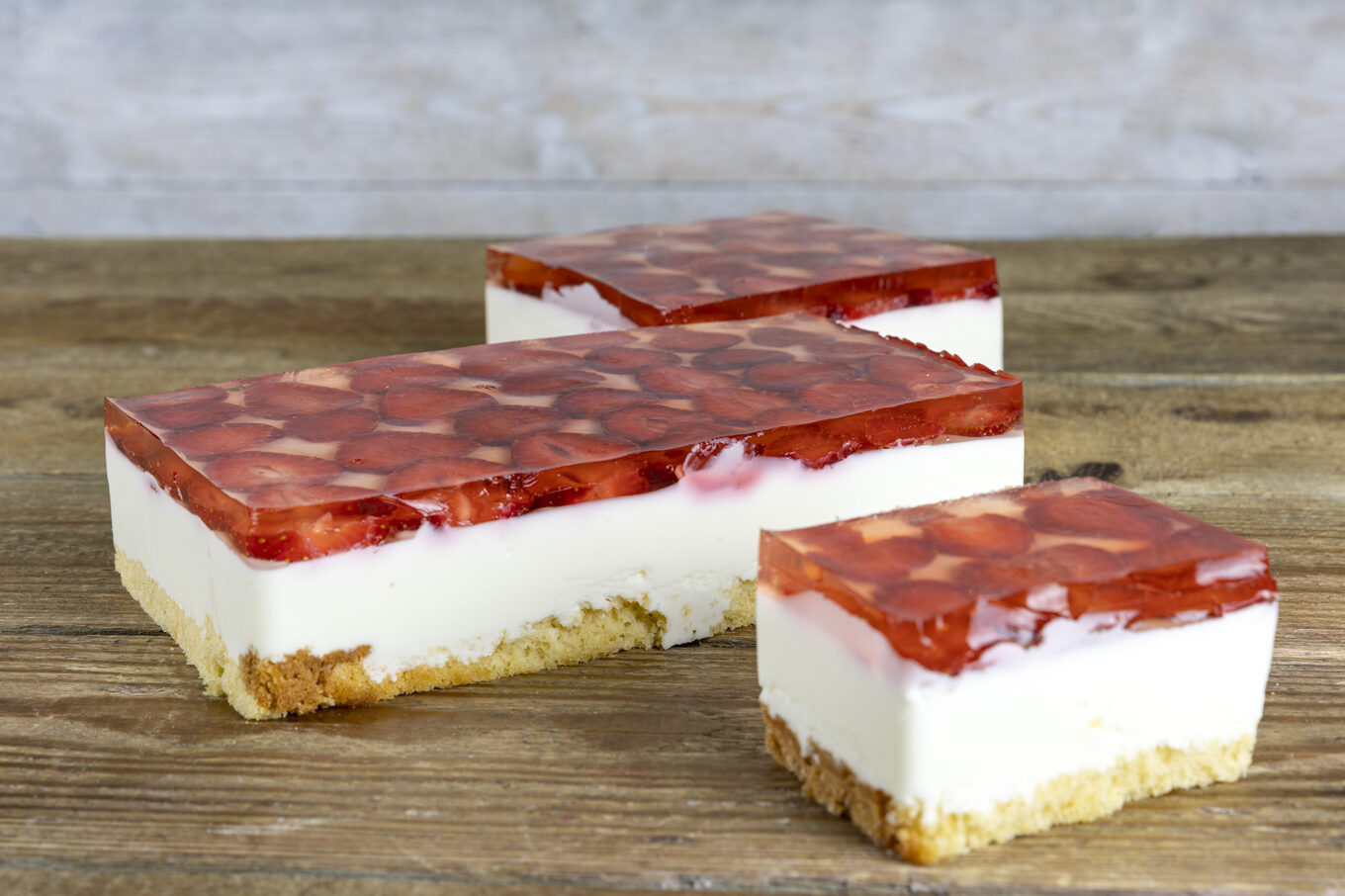 Cold cheesecake with strawberries and jelly3. Jacek Placek confectionery is synonymous with the taste of homemade cakes made from natural products.
