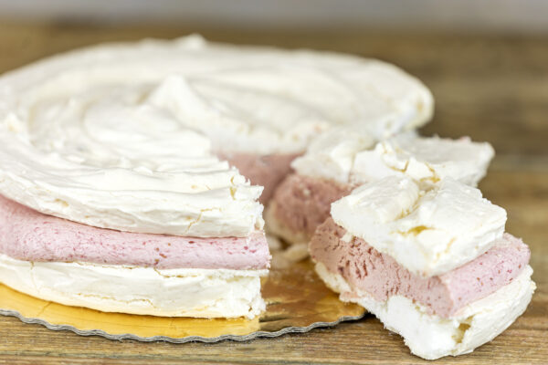 tort bezowy z maślanym kremem malinowym 2 Cukiernia Jacek Placek to synonim smaku domowych ciast z naturalnych produktów.