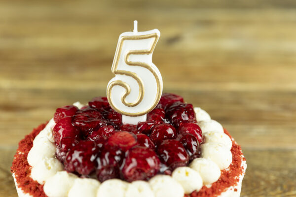 cyfra 5 świeczka na tort Cukiernia Jacek Placek to synonim smaku domowych ciast z naturalnych produktów.