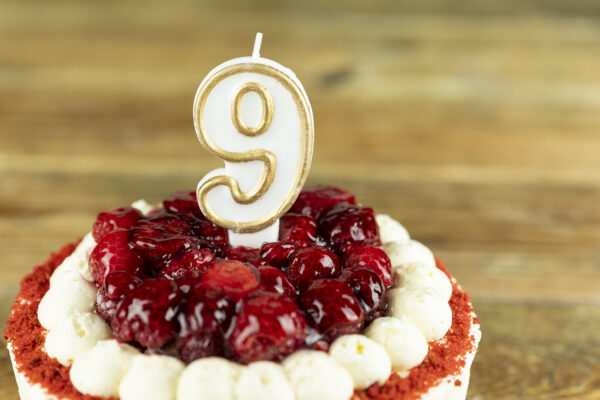 cyfra 9 świeczka na tort Cukiernia Jacek Placek to synonim smaku domowych ciast z naturalnych produktów.