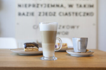 Confitería Gdańsk Zaspa latte Cukiernia Jacek Placek es sinónimo del sabor de los pasteles caseros elaborados con productos naturales.