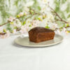 Babka czekoladowa – ciemna, puszysta babka piaskowa o intensywnym, głębokim smaku czekolady, pokryta aksamitną czekoladową polewą. Domowy wypiek cukierni Jacek Placek, przygotowany bez dodatków chemicznych z naturalnych składników. Idealna do restauracji, kawiarni oraz na każdą okazję.
