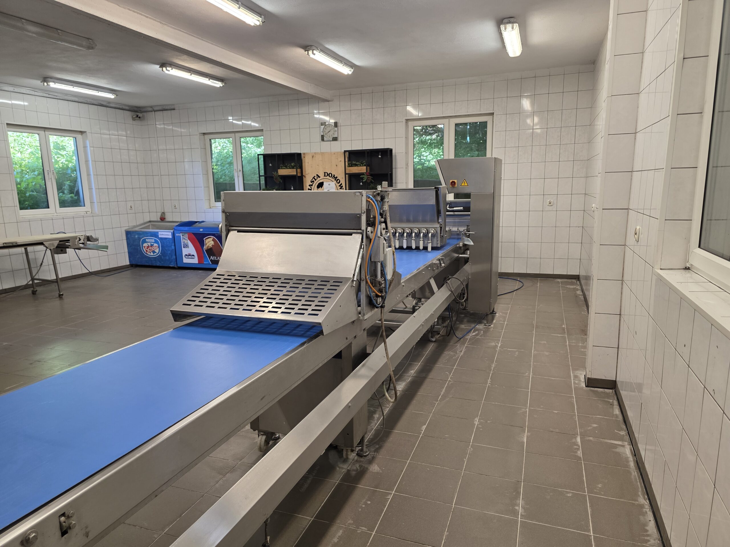 Linia produkcyjna Fritsch Euroline L-5,9-L z 2002 roku – maszyna do ciasta i pierogów, widok na panel sterowania, stację wałkującą i taśmę roboczą
