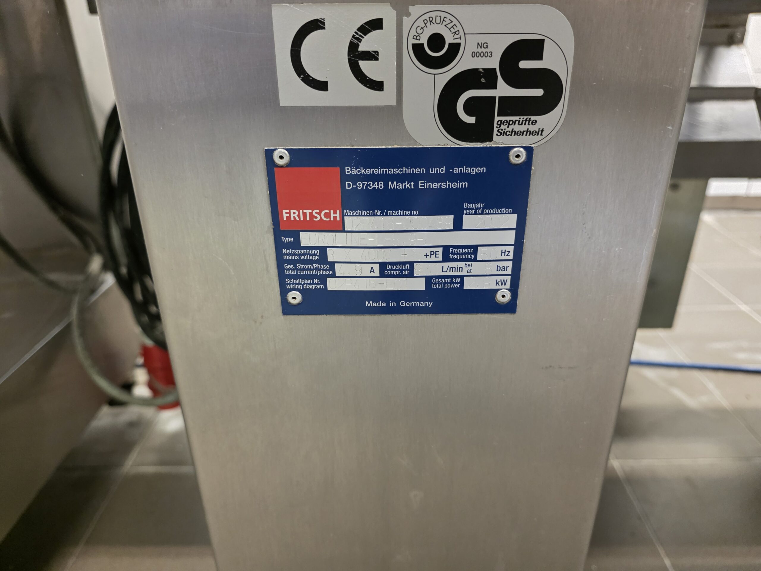 Linia produkcyjna Fritsch Euroline L-5,9-L z 2002 roku – maszyna do ciasta i pierogów, widok na panel sterowania, stację wałkującą i taśmę roboczą tabliczka znamionowa