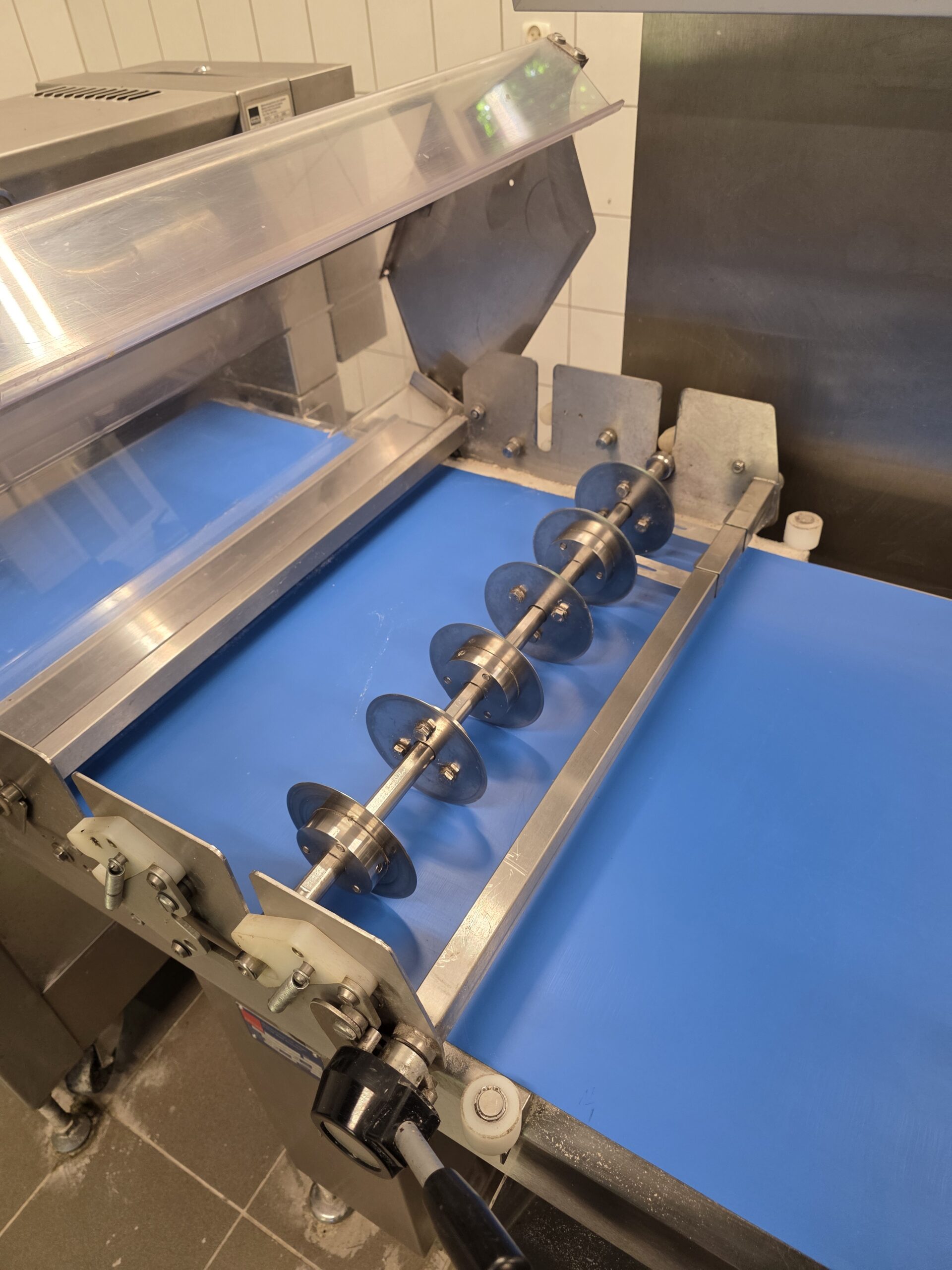 Linia produkcyjna Fritsch Euroline L-5,9-L z 2002 roku – maszyna do ciasta i pierogów, widok na panel sterowania, stację wałkującą i taśmę roboczą noże tnące