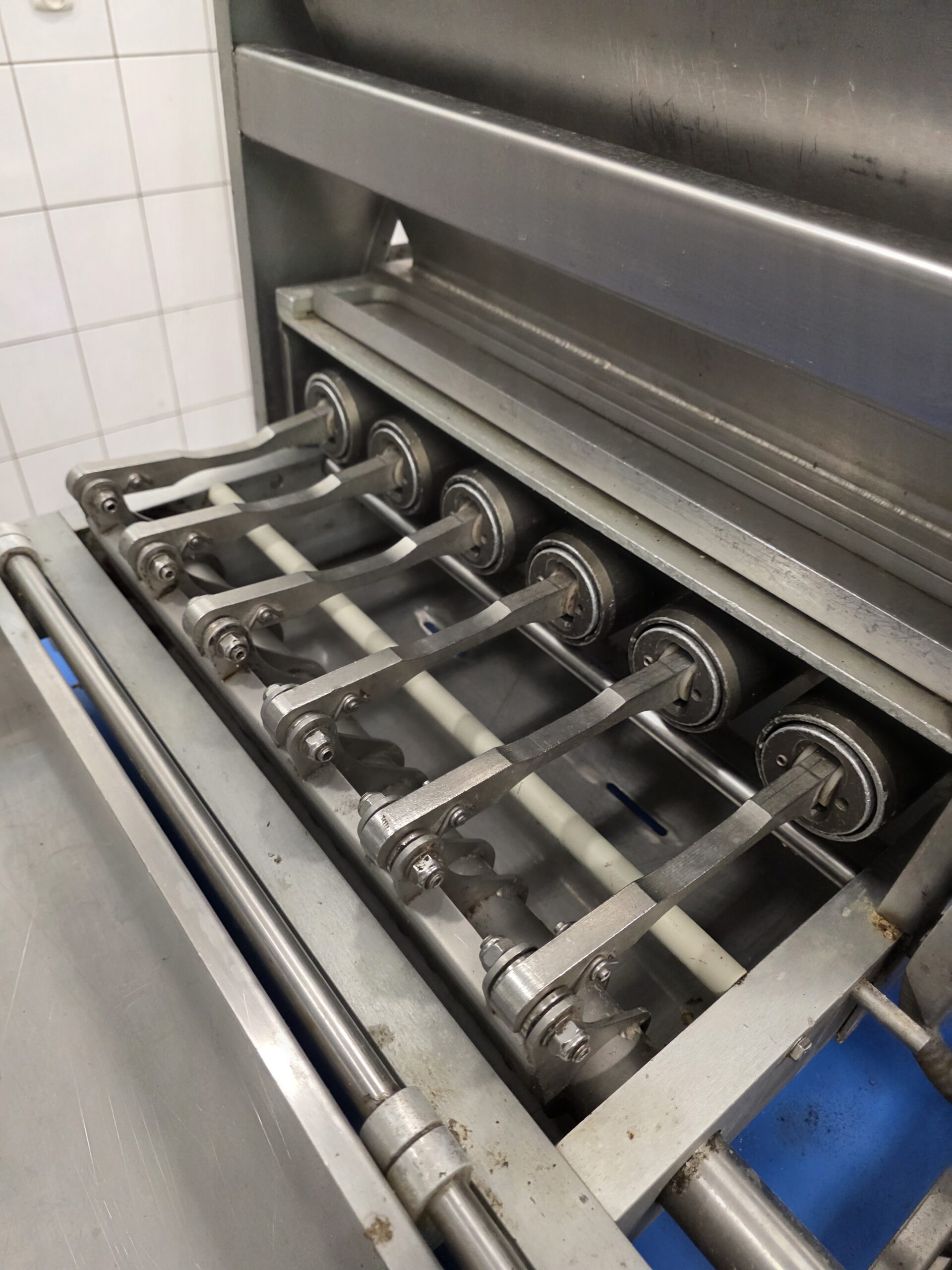 Linia produkcyjna Fritsch Euroline L-5,9-L z 2002 roku – maszyna do ciasta i pierogów, widok na panel sterowania, stację wałkującą i taśmę roboczą nadziewarka