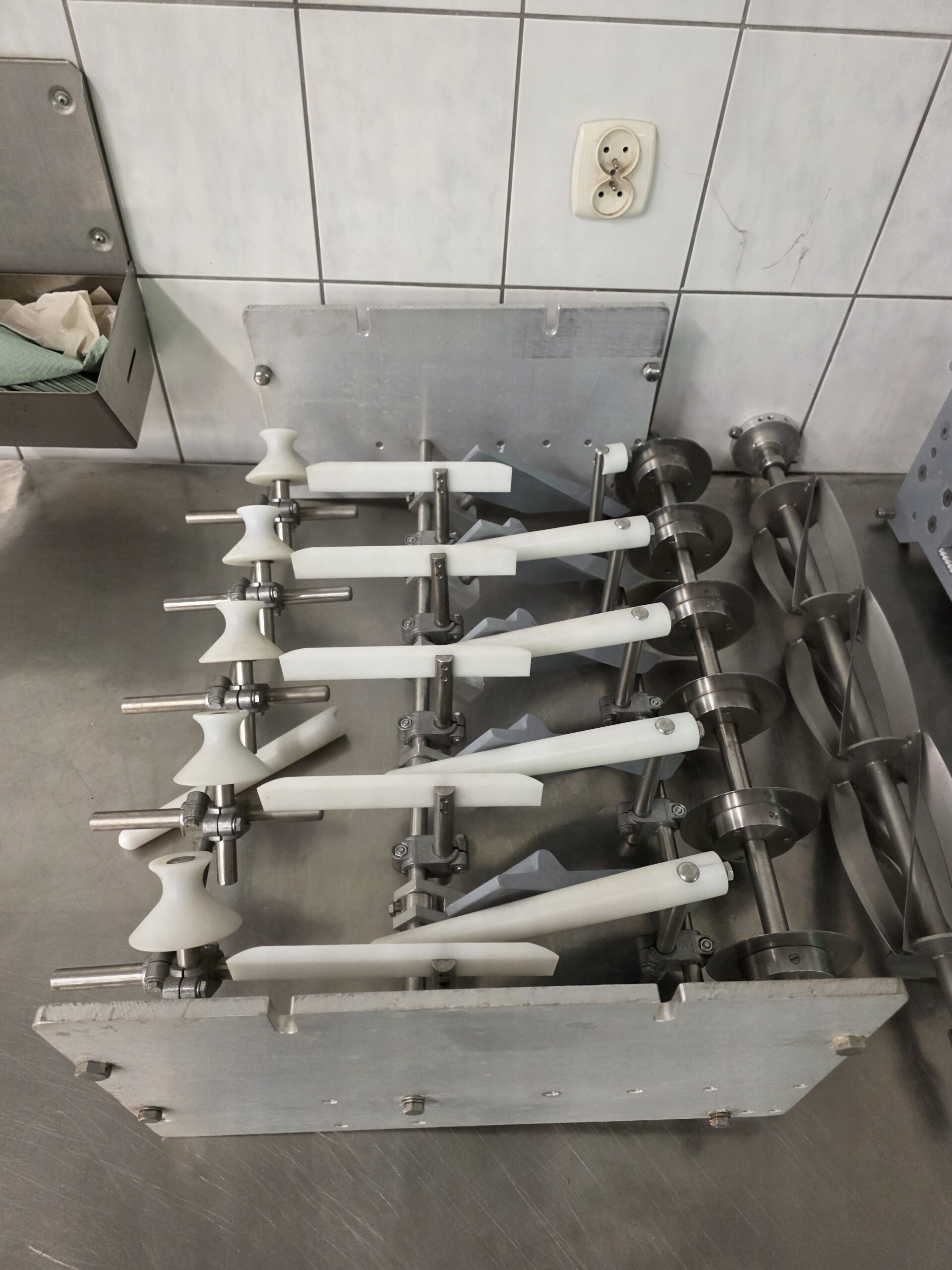 Linia produkcyjna Fritsch Euroline L-5,9-L z 2002 roku – maszyna do ciasta i pierogów, widok na panel sterowania, stację wałkującą i taśmę roboczą przekładnica