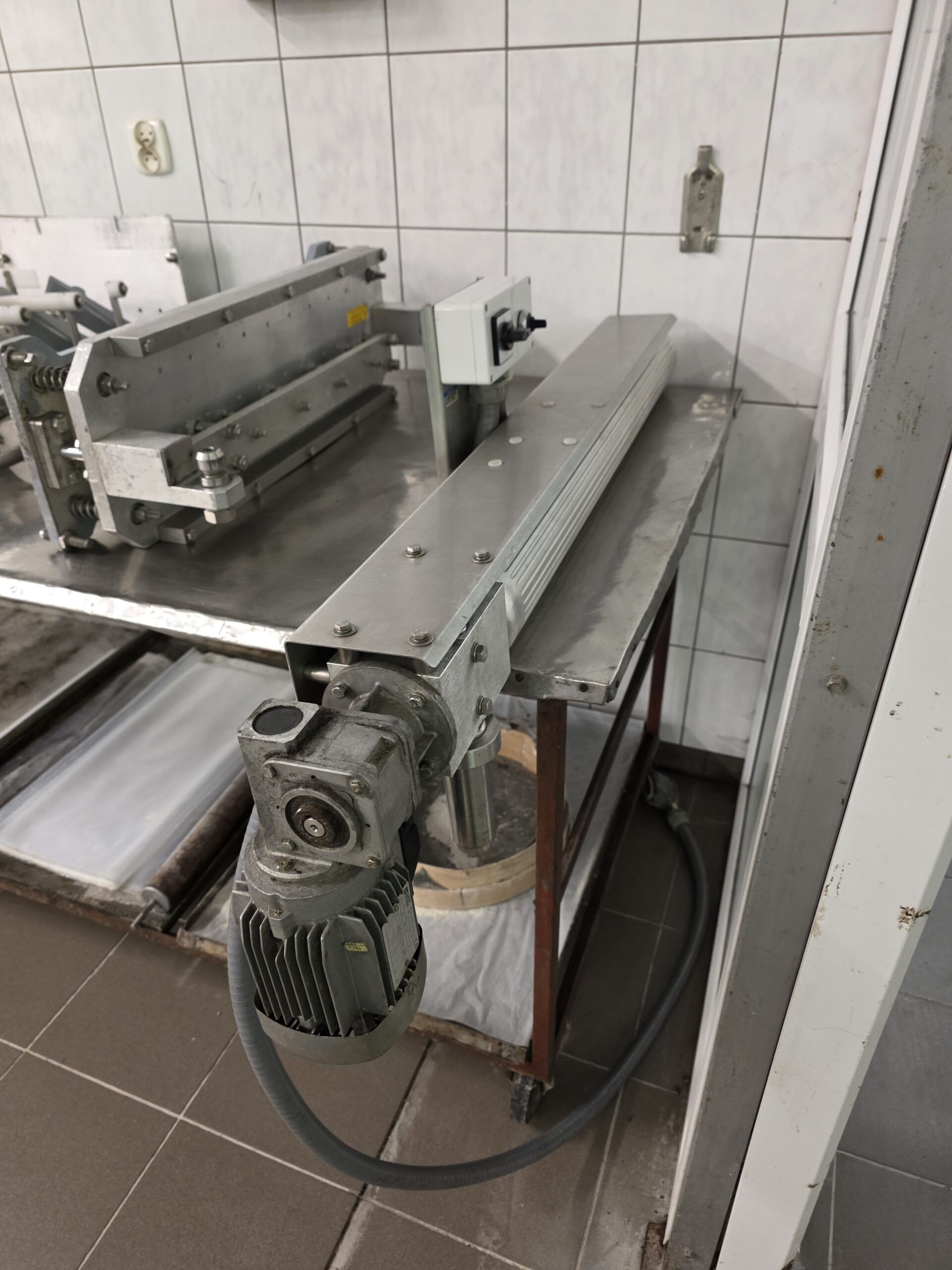 Linia produkcyjna Fritsch Euroline L-5,9-L z 2002 roku – maszyna do ciasta i pierogów, widok na panel sterowania, stację wałkującą i taśmę roboczą