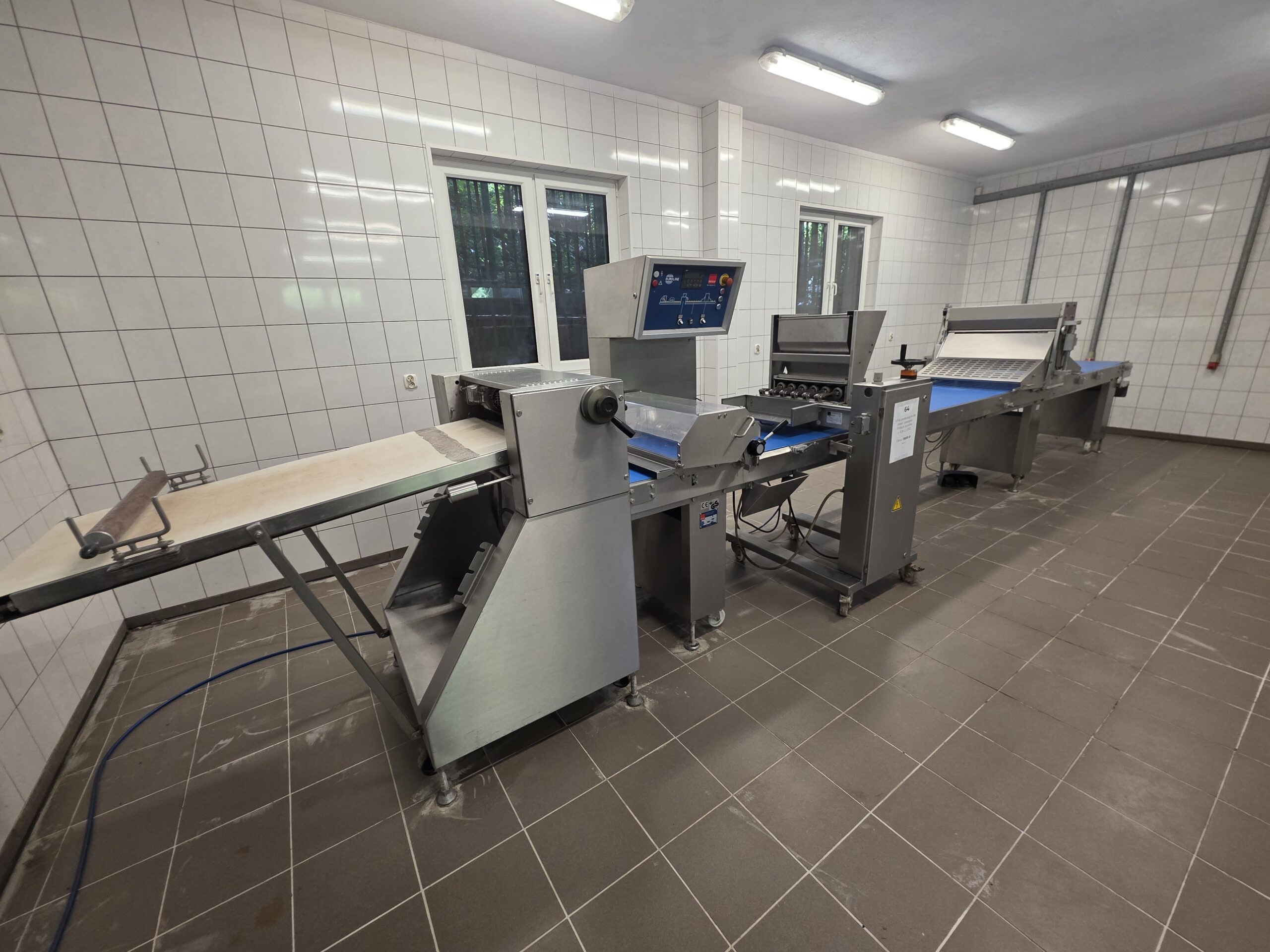 Linia produkcyjna Fritsch Euroline L-5,9-L z 2002 roku – maszyna do ciasta i pierogów, widok na panel sterowania, stację wałkującą i taśmę roboczą