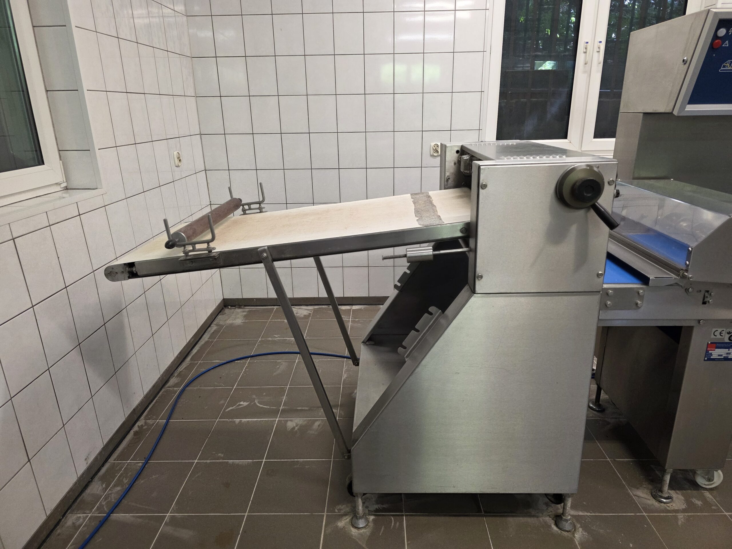 Linia produkcyjna Fritsch Euroline L-5,9-L z 2002 roku – maszyna do ciasta i pierogów, widok na panel sterowania, stację wałkującą i taśmę roboczą