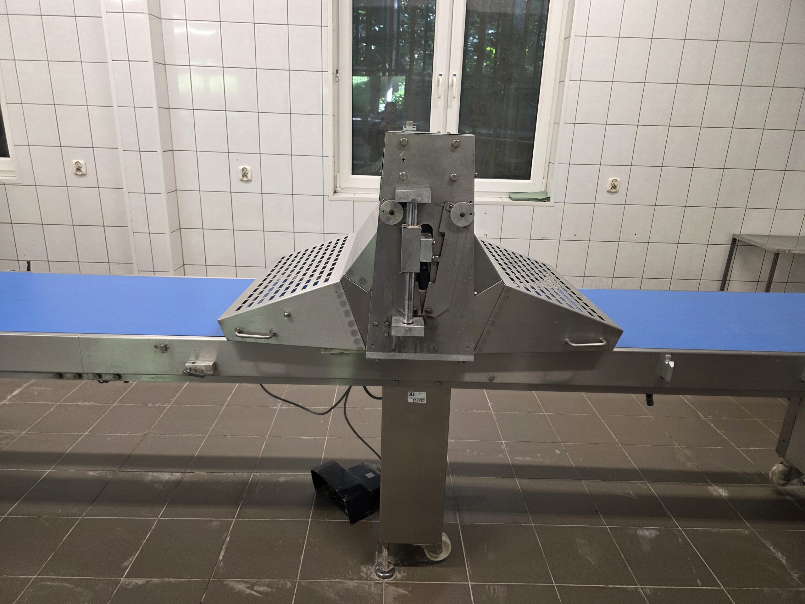 Linia produkcyjna Fritsch Euroline L-5,9-L z 2002 roku – maszyna do ciasta i pierogów, widok na panel sterowania, stację wałkującą i taśmę roboczą