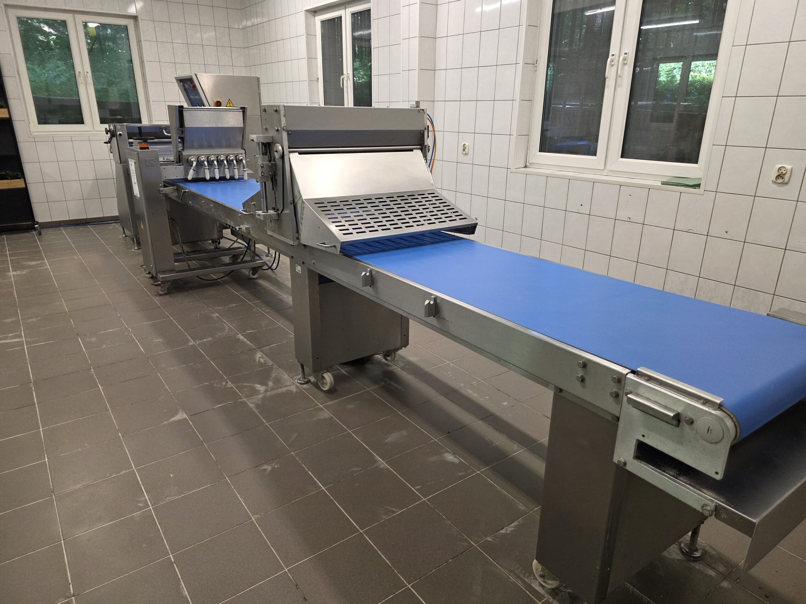 Linia produkcyjna Fritsch Euroline L-5,9-L z 2002 roku – maszyna do ciasta i pierogów, widok na panel sterowania, stację wałkującą i taśmę roboczą