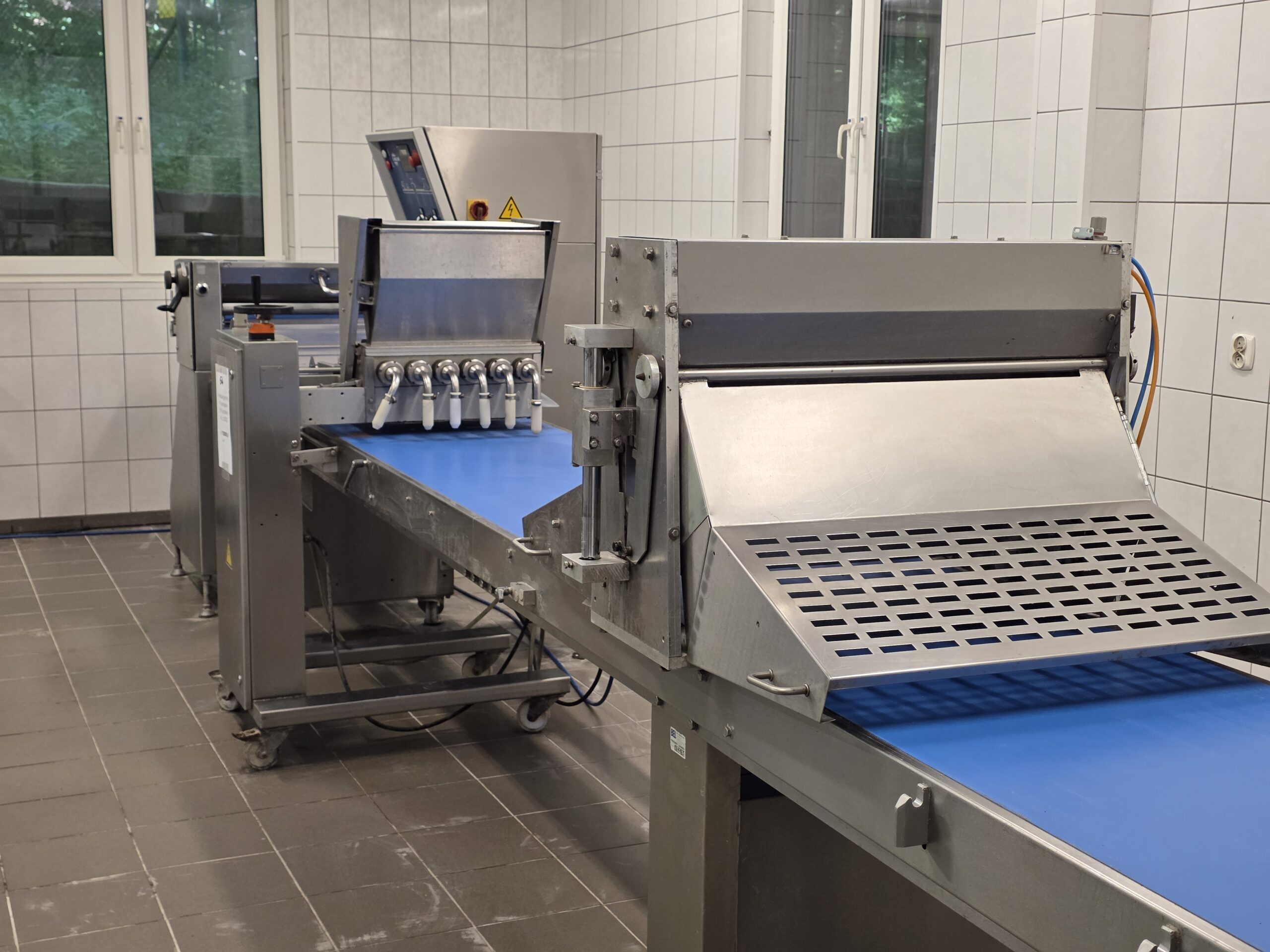 Linia produkcyjna Fritsch Euroline L-5,9-L z 2002 roku – maszyna do ciasta i pierogów, widok na panel sterowania, stację wałkującą i taśmę roboczą
